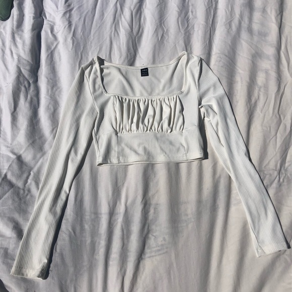 Basic white top - Picture 1 of 4